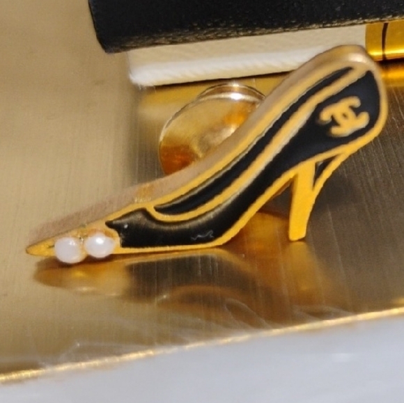 SALE! Authentic CHANEL Black 🖤 & Gold High Heel Pumps Pin - Picture 2 of 9